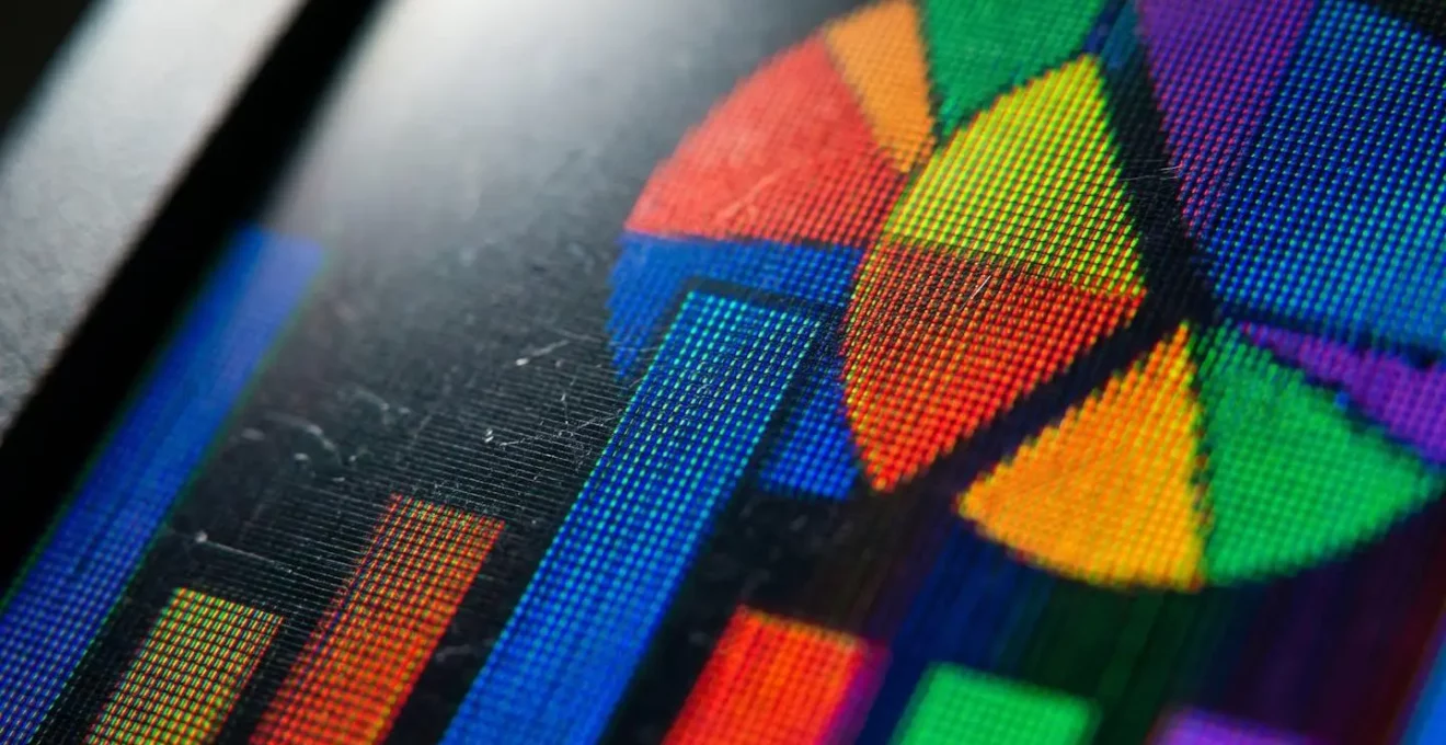 Vue macro d'un écran montrant des graphiques colorés de répartition d'ancres en plusieurs langues