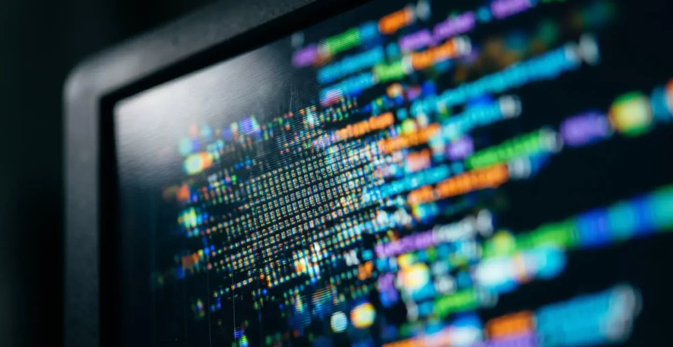 Gros plan macro sur un écran d'ordinateur montrant des lignes de code CSS floues avec des effets de couleur