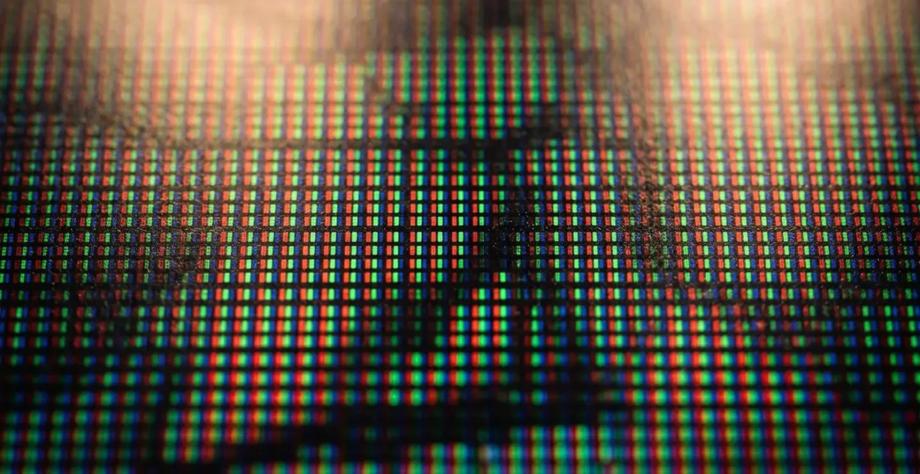 Écran d'ordinateur montrant une analyse technique de site web multilingue
